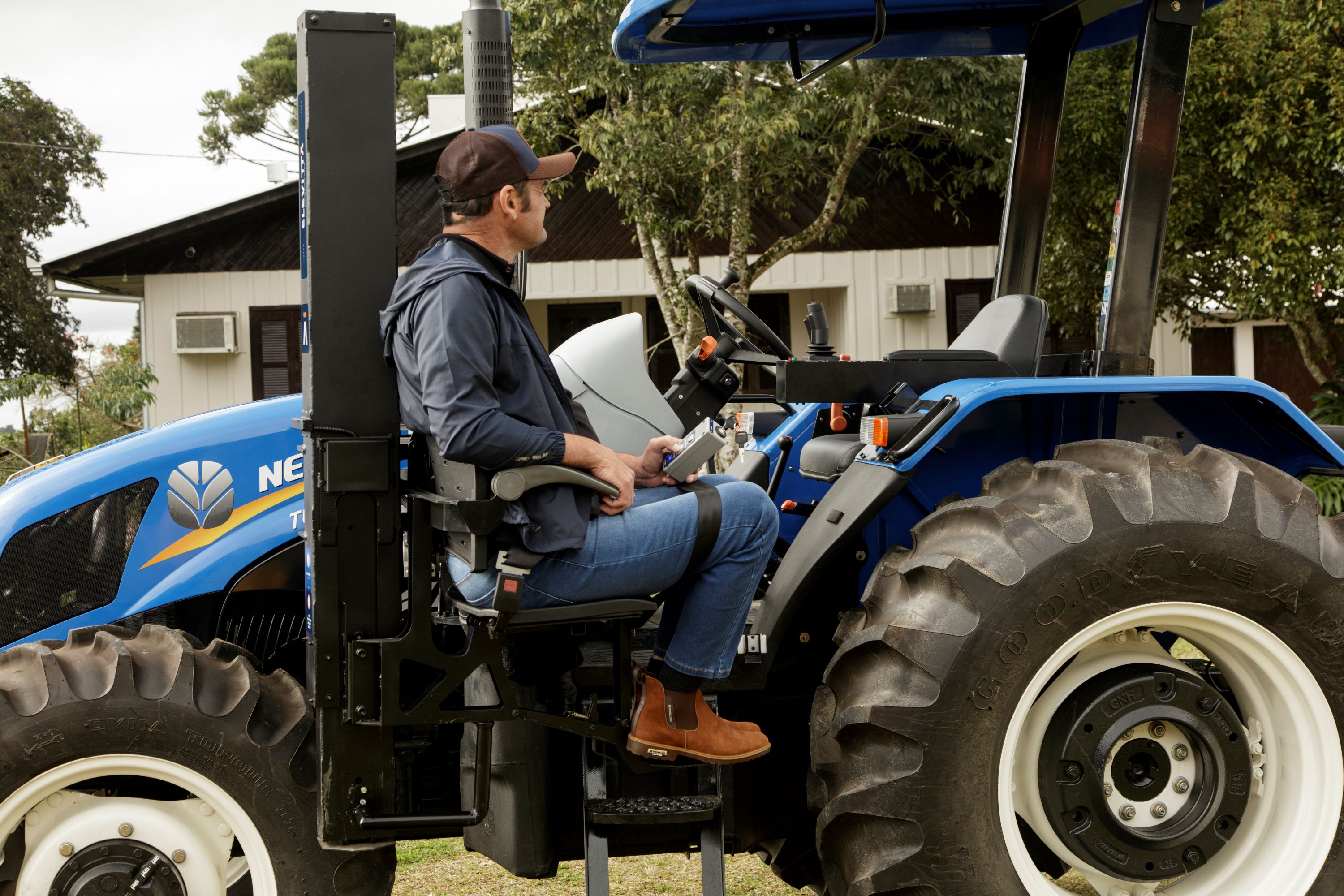 The New Holland TL5 Accessible Tractor | CNH